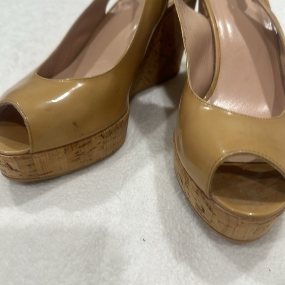Stuart Weitzman Riviera Tan Patent Leather Peep Toe Sling Back Cork Wedges 9.5 - Picture 11 of 12